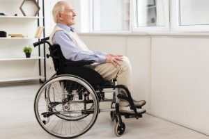 zložljiv invalidski voziček